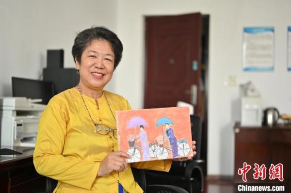 图为杜瓦底敦展示学生送其的画作。　俞靖 摄