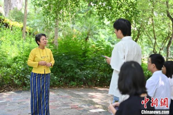 图为杜瓦底敦在广西民族大学校园里与学生交流。　俞靖 摄